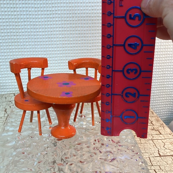 Dollhouse table and two chairs - Picture 5 of 6